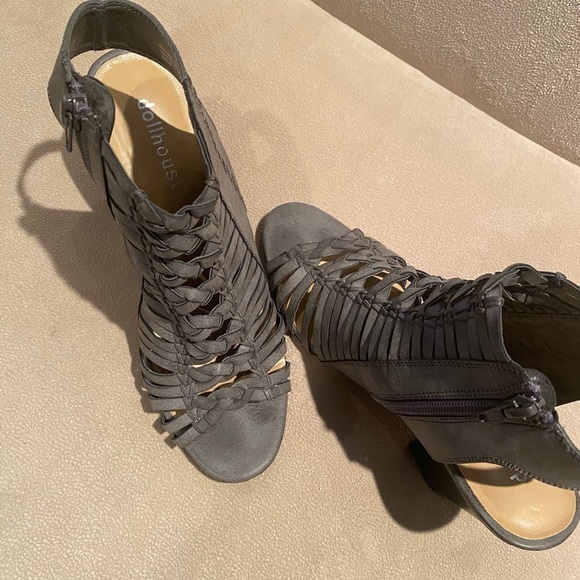 Doll house Sz  7 1/2 gray heeled sandals - Picture 2 of 2